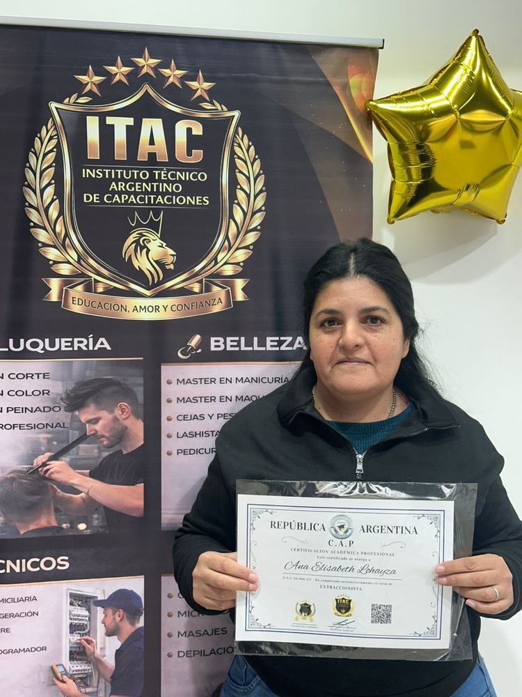 Alumna con su certificado de Extraccionista