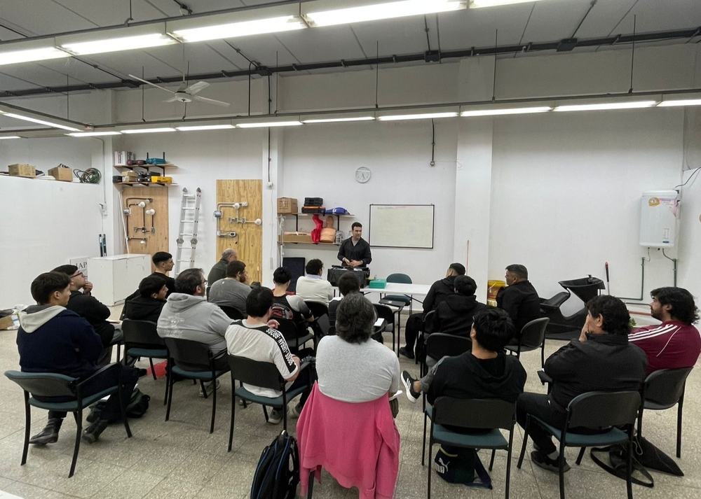 Clase teórica con alumnos del instituto