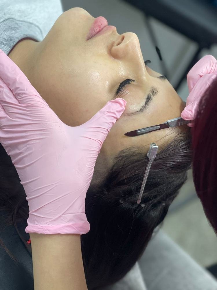Práctica de microblading en cejas