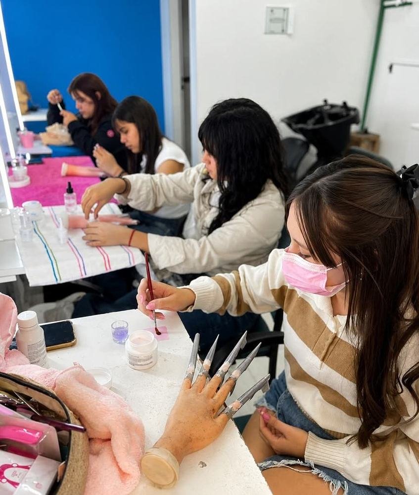 Práctica grupal de uñas
